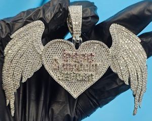 จี้รูปหัวใจปีกนางฟ้าประดับเพชรโมอิสซาไนต์แบบกำหนดเอง จี้สลักชื่อ จี้ฮิปฮอป จี้แฟชั่นแร็ปเปอร์ จี้บลิงๆ - Product Image 4