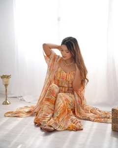 Presentamos un nuevo y hermoso conjunto de 3 piezas de estilo indo-occidental: chal de georgette fruncido con blusa elegante y pantalones palazzo estampados. - Product Image 4