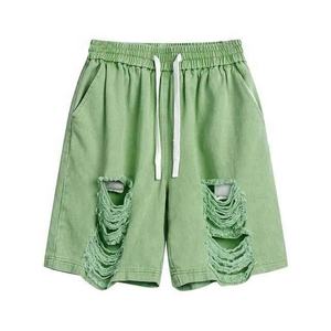 กางเกงขาสั้นผู้ชายสีเขียวล้วน แต่งดีเทลขาดๆ ผ้าโพลีเอสเตอร์ 100% ระบายอากาศ แห้งเร็ว สวมใส่สบายๆ สำหรับฤดูร้อน มีเชือกผูกเอว สไตล์สตรีทแฟชั่น - Product Image 1