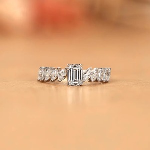 Bague de fiançailles en or massif 14 carats avec 11 diamants taille émeraude, accent marquise cultivée en laboratoire, largeur de bande de 1,80 mm, certifiée IGI, style vintage - Product Image 1