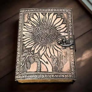 Diario de cuero genuino con relieve floral de girasol, 7x5 pulgadas, 240 páginas con borde deshilachado, hecho a mano, con cierre de latón en forma de C - Product Image 4