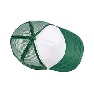 Casquette trucker en mesh vert et blanc personnalisée, haute qualité, 5 panneaux, fermeture snapback en mousse, pour hommes et femmes, vêtements de sport et athlétiques - Product Image 4