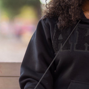 Sudadera con Capucha Negra Unisex, Sudadera Clásica con Diseño de Letras, Ropa Casual de Calle, Cómoda y de Primera Calidad - Product Image 2