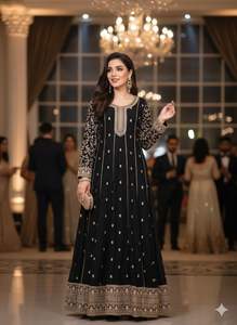 Maxi Premium importado con cuello de seda auténtica y bordado detallado con pedrería, pantalón y dupatta con adornos dorados Zari. - Product Image 6