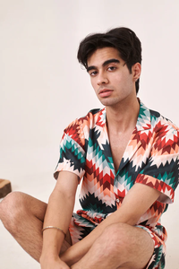 ชุดเซ็ตเสื้อผ้าผู้ชายลายซิกแซกสุดฮิต น้ำหนักเบา สวมใส่สบาย เหมาะกับหน้าร้อน เสื้อและกางเกงขาสั้นเข้าชุด ทรงหลวม สไตล์สตรีทแฟชั่น - Product Image 2