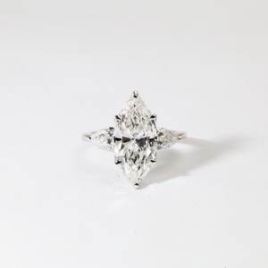 Anillo de compromiso y boda de tres piedras con diamante marquesa cultivado en laboratorio, en oro blanco, plata de ley y platino, al mejor precio. - Product Image 1