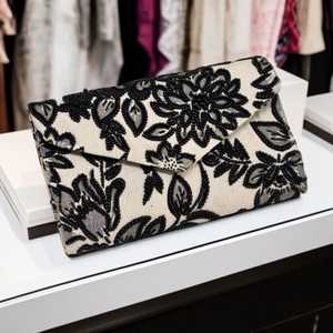 Sac à main rectangulaire fait main avec broderie florale noire sur tissu crème pour décoration de mariage - Product Image 1