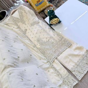 Ensemble Sharara élégant en soie chinon lourde avec broderie et sequins, accompagné d'un dupatta, idéal pour les cérémonies de mariage - Product Image 3