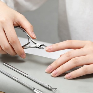 ชุดเครื่องมือทำเล็บมือเล็บเท้าสแตนเลสแบบโค้งสำหรับมือและเท้าอเนกประสงค์ พร้อมกรรไกรตัดเล็บและที่ตัดหนังกำพร้า - Product Image 2