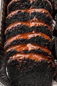 Tranches de gâteau au chocolat noir avec glaçage brillant, dessert riche et moelleux, vente en gros - Product Image 6