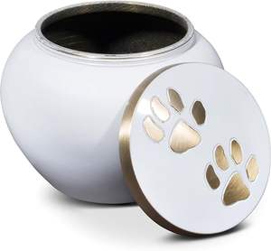 Urna para Mascotas de Cerámica Roja Brillante con Tapa Elegante con Borde Dorado, Huellas de Patas Blancas, Tamaño Compacto, Urna Metálica para Cenizas de Mascotas Odyssey - Product Image 6