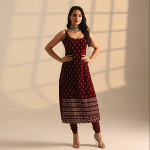 Ensemble haut de gamme en soie de verre romaine avec dupatta, orné de broderies complexes en fil et de sequins - Product Image 1