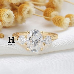 แหวนหมั้นเพชรโมอิสซาไนต์ทรงรี 3 เม็ด ประดับเพชรรอบด้าน ทองคำขาว 14K แหวนเพชรแล็บโกรว์ทรงสามเหลี่ยม - Product Image 2