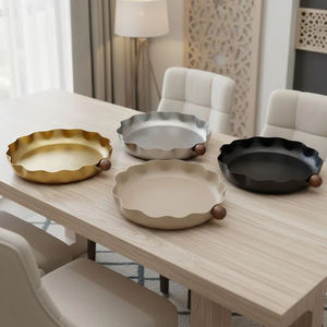 Plateau de service classique en métal noir mat avec bord festonné ondulé et poignée en bois, assiette décorative en fer pour la maison et les fêtes - Product Image 6
