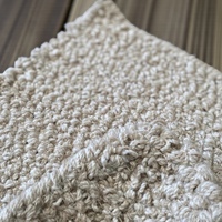 Tapis moderne abstrait en laine feutrée de style corde beige crème, tissé à la main par HARI ENTERPRISES |   Écologique, antibactérien, adapté aux animaux de compagnie