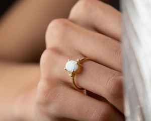 Anillo de Ópalo en Plata de Ley 925 con Baño de Oro Vermeil de 14K, Ópalo Ovalado con Detalles de Circonita Cúbica, Anillo Delicado con Piedra de Nacimiento de Octubre, Anillo Etéreo - Product Image 3