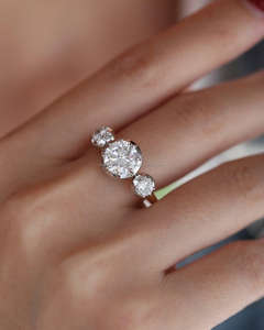 Bague de fiançailles et de mariage classique en or blanc massif sur mesure pour femme, sertie de diamants de laboratoire à monture clos et griffes - Product Image 4