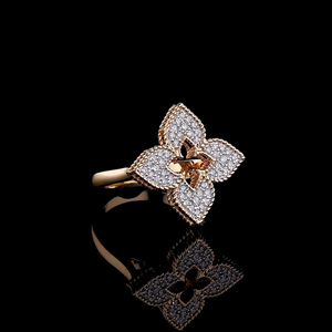 แหวนทองคำ 18K ประดับเพชรรูปใบโคลเวอร์สี่แฉกสุดหรู |   แหวนวันครบรอบแต่งงานลายดอกไม้ Pav ที่ได้รับแรงบันดาลใจจากดีไซเนอร์ |   ซัพพลายเออร์ที่กำหนดเอง - Product Image 1