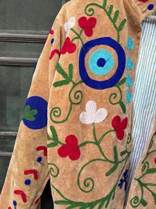 Veste Suzani en velours champagne de luxe, brodée de fleurs, manches longues, col montant, faite à la main, style bohème, vêtement d'extérieur pour le printemps - Product Image 4