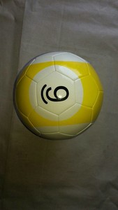 Ballon de football jaune et blanc pour l'entraînement et les matchs, avec logo personnalisé - Product Image 2