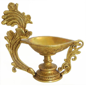 Diya en laiton orné avec une poignée majestueuse de style paon et une base décorative en forme de piédestal. Disponible à prix de gros. - Product Image 1