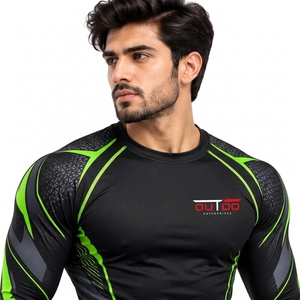 Rashguard pour homme conçu avec un textile sportif hautement extensible, un coupe ajustée, des inserts en mesh respirant et des propriétés de séchage rapide. - Product Image 5