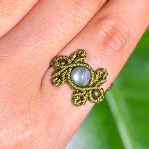 Bagues en labradorite avec motif floral en macramé |   Bagues Statement Vertes Tissées à la Main |   Mangalmay Corporation - Product Image 2
