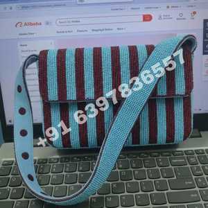 Sac bandoulière chic marin pour femme en toile à motif floral rayé blanc marine avec emblème et perles de verre, style marin, à rabat - Product Image 4