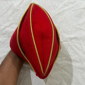 Casquette de garnison rouge des Hussards royaux, modèle Side Hat King, avec une bordure dorée distinctive sur le rebord supérieur. - Product Image 6