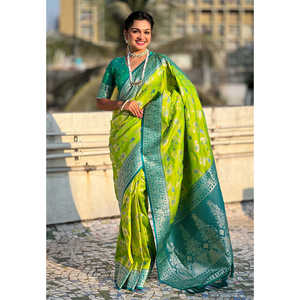 Sari en soie Banarasi verte élite, tissé Zari, avec foulards et châles traditionnels contrastants Jaal - Product Image 5