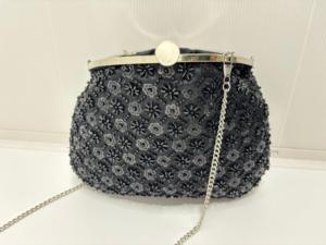 Pochette de soirée haut de gamme avec cadre métallique et perles brodées à la main, travail de perlage complexe, design élégant, détails artisanaux, fermeture à rabat pour fêtes et mariages - Product Image 4