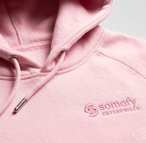 เสื้อสเวตเชิ้ตมีฮู้ดถักสำหรับผู้หญิง ยี่ห้อโซโมฟี่ ผ้าฝ้าย 100% สีชมพู ปักโลโก้ ผ้าฟลีซ ทรงพอดีตัว ใส่ได้ในฤดูหนาว รับปักโลโก้ตามสั่ง - Product Image 4