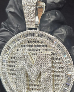 จี้เพชรโมอิสซาไนต์ VVS แบบกำหนดเองรูปวงกลมสำหรับผู้ชาย เงินแท้ 925 ประดับเพชรแบบ Iced Out เครื่องประดับจี้ตัวอักษรแบบกำหนดเอง สไตล์ฮิปฮอป - Product Image 1