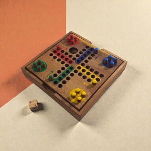 Juego de Mesa Ludo de Madera Hecho a Mano con Fichas Coloridas, Diversión Familiar Perfecta y Estrategia Moderna para Todas las Edades - Product Image 4