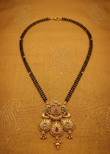 Divyoro Exquisito Collar Mangalsutra de Cobre Chapado en Oro para Mujer, Conjunto Étnico con Piedras AD y Diseño Floral para Compromiso y Boda - Product Image 4
