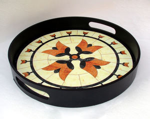 Plateau de service décoratif rond en bois avec poignées pour table basse et service de nourriture - Product Image 4