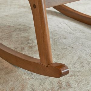 Poltrona a dondolo con schienale alto e cuscino lombare, braccioli in legno massello, struttura in ferro, poltrona da interno a doppio uso - Product Image 5
