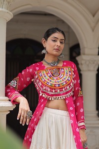 Lehenga Choli de diseño étnico tradicional indio, colección Navaratri, con estampado Bandhani y diseño Kutchi para mujeres, ropa elegante. - Product Image 5