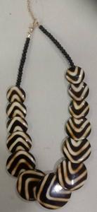 Proveedor al por mayor: Collar de barra de madera con resina rosa, cadena de metal, colgante de cuentas, joyería de moda, accesorio de ropa para mujer, ropa de oficina - Product Image 5