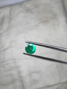 Émeraude naturelle zambienne de 0,82 ct, taille poire, pierre précieuse verte pour la fabrication de bijoux, vente en gros, exportation - Product Image 1
