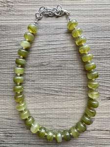 Collar de Moda Hecho a Mano con Cuentas de Resina Verde, Diseño de Ángel, Forma Personalizada, con Cuentas de Resina Amarilla - Product Image 4