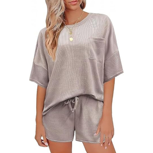 Ensemble d'été deux pièces personnalisé pour femme, T-shirt oversize en maille gaufrée beige et short à cordon avec poches, ensemble de détente, vente en gros OEM - Product Image 4