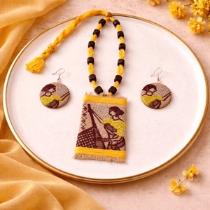 Conjunto de collar de seda Muga amarilla, el más vendido, con colgante de motivo artesanal, joyería étnica hecha a mano para mujer, disponible para la venta. - Product Image 6