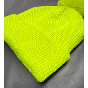 Gorro Infantil Personalizado en Amarillo Neón |   Gorro Deportivo de Invierno de Punto con Pompón |   Gorro cálido con puños acanalados al por mayor - Product Image 5