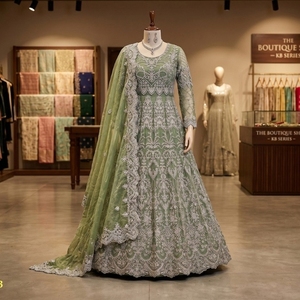 Lehenga Choli de mariée de luxe rose poudré brodé avec des sequins épais, dupatta en filet et tenue de mariage de créateur à manches longues - Product Image 5