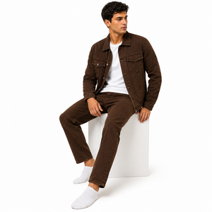Veste en jean polyvalente pour homme, fabriquée avec un tissu résistant et un style classique, offrant un confortable effet superposé pour les tenues décontractées et les voyages. - Product Image 5