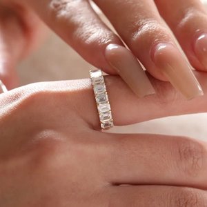 Bague de mariage demi-éternité de luxe en or jaune massif 14 carats avec diamant de laboratoire taille émeraude 4x3mm, à griffes partagées en U – Meilleure vente - Product Image 2