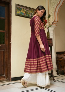 ชุดเดรส Anarkali ลายทางผ้าเรยอนสำหรับผู้หญิงไซส์ใหญ่ คอแบบ Angrakha แขนสามส่วน ทรงบาน สวมใส่สบาย สีแดงเลือดหมู - Product Image 3