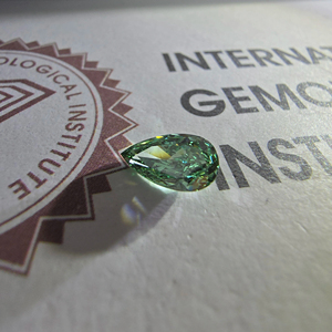 Diamant de laboratoire cultivé en forme de poire, vert vif fantaisie, 1 carat, taille brillant modifiée, SI1, certifié IGI, pierre précieuse non montée - Product Image 3