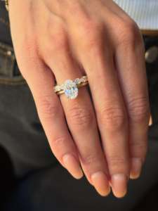 Ensemble de bagues de mariée avec diamant ovale de laboratoire de 3 carats, ensemble de bagues de mariée demi-éternité avec diamant ovale East West, certifié IGI - Product Image 1